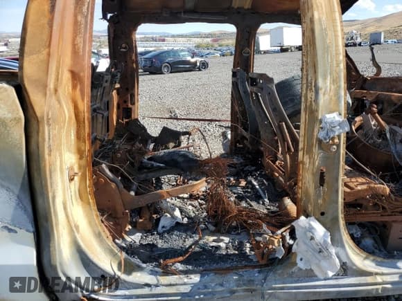 ✅ 2022 Chevrolet Silverado 1500 • VIN: 3GCUYAED9NG213740 • Лот: 85674985. Опубликован ранее на Copart с пробегом Не указан. Бесплатный доступ к архиву аукционных продаж из США и подробный отчёт об истории автомобиля на DreamBid. Изображение 10.