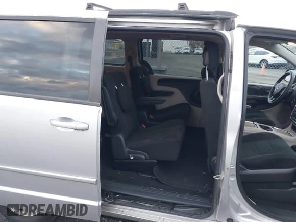 ✅ 2012 Dodge Grand Caravan SXT • VIN: 2C4RDGCG2CR111060 • Lot: 43682661. Wystawiony na IAAI z przebiegiem 144 314 mil. Bezpłatny archiwum sprzedaży aukcyjnych z USA i szczegółowy raport historii pojazdu na DreamBid. Zdjęcie 8.