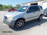 ✅ 1998 Mercedes-Benz M 320/430/500 • VIN: 4JGAB54E4WA028044 • Lot: 42013560. Wystawiony na IAAI z przebiegiem 196 372 mil. Bezpłatny archiwum sprzedaży aukcyjnych z USA i szczegółowy raport historii pojazdu na DreamBid. Zdjęcie 2.