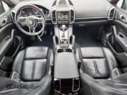 ✅ 2016 Porsche Cayenne • VIN: WP1AA2A20GKA15737 • Lot: 69865115. Wystawiony na Copart z przebiegiem 109 354 mil. Bezpłatny archiwum sprzedaży aukcyjnych z USA i szczegółowy raport historii pojazdu na DreamBid. Zdjęcie 8.