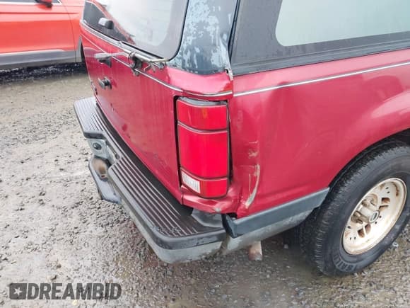 ✅ 1994 Ford Explorer Eddie Bauer • VIN: 1FMDU34XXRUE69130 • Lot: 41594121. Listed on IAAI with 146,118 mi. Free auction sales archive from the USA and detailed vehicle history report at DreamBid. Image 12.
