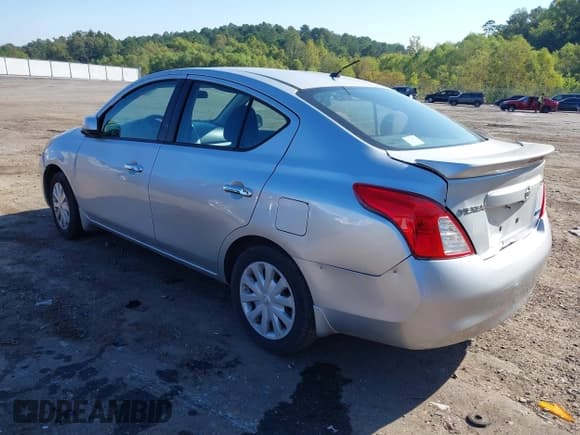 ✅ 2013 Nissan Versa SV • VIN: 3N1CN7AP0DL820481 • Лот: 43332788. Опубликован ранее на IAAI с пробегом 253 707 миль. Бесплатный доступ к архиву аукционных продаж из США и подробный отчёт об истории автомобиля на DreamBid. Изображение 3.