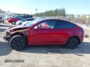 ✅ 2024 Tesla Model Y Long Range • VIN: 7SAYGDEE9RF199805 • Lot: 42018221. Wystawiony na IAAI z przebiegiem 7 359 mil. Bezpłatny archiwum sprzedaży aukcyjnych z USA i szczegółowy raport historii pojazdu na DreamBid. Zdjęcie 15.