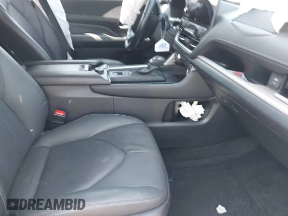 ✅ 2024 Toyota Highlander XLE • VIN: 5TDAAAB50RS019075 • Lot: 42746330. Wystawiony na IAAI z przebiegiem 70 523 mil. Bezpłatny archiwum sprzedaży aukcyjnych z USA i szczegółowy raport historii pojazdu na DreamBid. Zdjęcie 5.