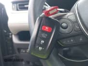 ✅ 2022 Toyota RAV4 Hybrid XLE Premium • VIN: 4T3B6RFVXNU098200 • Lot: 43586247. Wystawiony na IAAI z przebiegiem 60 588 mil. Bezpłatny archiwum sprzedaży aukcyjnych z USA i szczegółowy raport historii pojazdu na DreamBid. Zdjęcie 11.