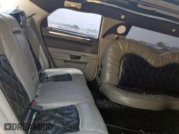 ✅ 2006 Chrysler 300 C • VIN: 2C3KA63H66H112904 • Lot: 56350555. Wystawiony na Copart z przebiegiem 100 530 mil. Bezpłatny archiwum sprzedaży aukcyjnych z USA i szczegółowy raport historii pojazdu na DreamBid. Zdjęcie 10.