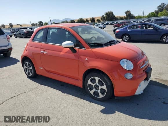 ✅ 2015 FIAT 500e • VIN: 3C3CFFGE5FT642262 • Lot: 58604905. Listed on Copart with 54,740 mi. Free auction sales archive from the USA and detailed vehicle history report at DreamBid. Image 4.