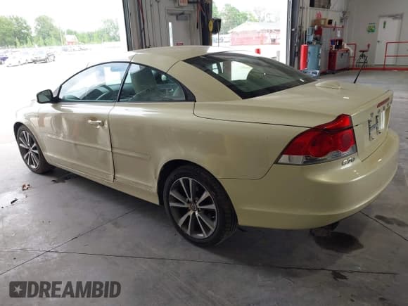 ✅ 2010 Volvo C70 • VIN: YV1672MC2AJ090165 • Lot: 42279497. Listed on IAAI with 219,680 mi. Free auction sales archive from the USA and detailed vehicle history report at DreamBid. Image 3.