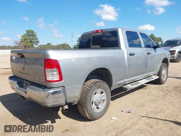 ✅ 2022 Ram 2500 Tradesman • VIN: 3C6UR5CJXNG251224 • Lot: 43541750. Wystawiony na IAAI z przebiegiem 167 400 mil. Bezpłatny archiwum sprzedaży aukcyjnych z USA i szczegółowy raport historii pojazdu na DreamBid. Zdjęcie 4.