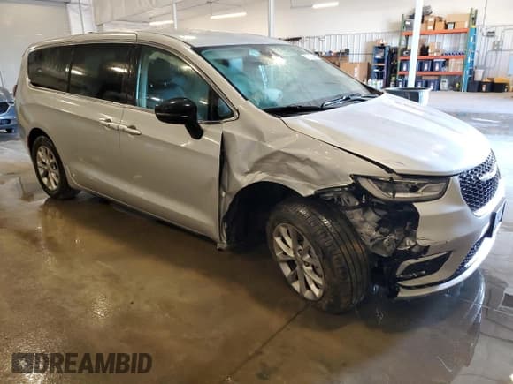 ✅ 2024 Chrysler Pacifica Touring L • VIN: 2C4RC3BG2RR190655 • Lot: 70180095. Wystawiony na Copart z przebiegiem 8 789 mil. Bezpłatny archiwum sprzedaży aukcyjnych z USA i szczegółowy raport historii pojazdu na DreamBid. Zdjęcie 4.