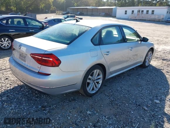 ✅ 2019 Volkswagen Passat Wolfsburg Edition • VIN: 1VWLA7A36KC006136 • Лот: 43435429. Опубликован ранее на IAAI с пробегом 93 269 миль. Бесплатный доступ к архиву аукционных продаж из США и подробный отчёт об истории автомобиля на DreamBid. Изображение 4.