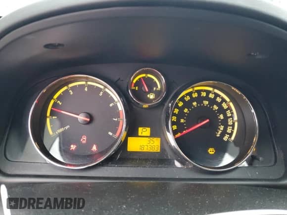 2008 Saturn VUE XE z VIN 3GSDL43N28S571442, wystawiony jako Copart lot #83250684 z przebiegiem 187 383 mil mil oraz Czysty tytuł • Clean title. Historia ofert i sprzedaży dostępna na DreamBid. Obrazek 9.