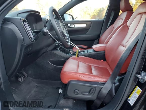 ✅ 2019 Volvo XC40 Momentum • VIN: YV4162UK3K2053144 • Lot: 93447295. Wystawiony na Copart z przebiegiem 68 243 mil. Bezpłatny archiwum sprzedaży aukcyjnych z USA i szczegółowy raport historii pojazdu na DreamBid. Zdjęcie 7.