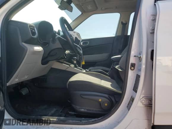 2022 Hyundai Venue SEL с VIN KMHRC8A35NU135069, выставлен на аукционе Copart как лот 68202194 с пробегом 69 497 миль миль и На запчасти • Non repairable. История ставок и продаж доступна на DreamBid. Изображение 7.