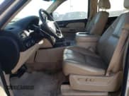 ✅ 2008 Chevrolet Suburban 2LT • VIN: 1GNFK16368R195144 • Lot: 74033334. Wystawiony na Copart z przebiegiem 177 462 mil. Bezpłatny archiwum sprzedaży aukcyjnych z USA i szczegółowy raport historii pojazdu na DreamBid. Zdjęcie 7.