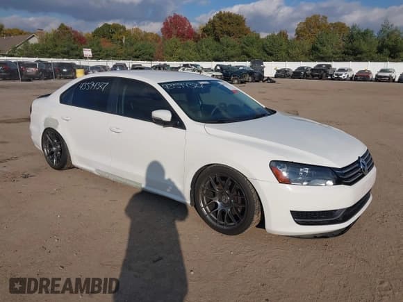 ✅ 2015 Volkswagen Passat S • VIN: 1VWAT7A37FC067468 • Лот: 43594327. Опубликован ранее на IAAI с пробегом 105 389 миль. Бесплатный доступ к архиву аукционных продаж из США и подробный отчёт об истории автомобиля на DreamBid. Изображение 1.