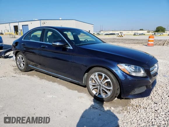 ✅ 2018 Mercedes-Benz C 300 • VIN: 55SWF4JB9JU259460 • Lot: 84565205. Wystawiony na Copart z przebiegiem 81 767 mil. Bezpłatny archiwum sprzedaży aukcyjnych z USA i szczegółowy raport historii pojazdu na DreamBid. Zdjęcie 4.