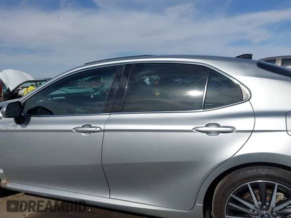 2022 Toyota Camry XLE z VIN 4T1F11AK3NU033583, wystawiony jako IAAI lot #42358589 z przebiegiem 120 000 mil mil oraz . Historia ofert i sprzedaży dostępna na DreamBid. Obrazek 14.