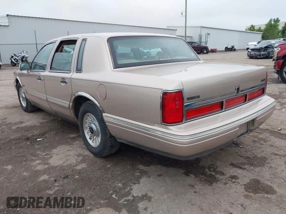✅ 1997 Lincoln Town Car Executive • VIN: 1LNLM81W2VY728233 • Lot: 43115322. Listed on IAAI with 183,837 mi. Free auction sales archive from the USA and detailed vehicle history report at DreamBid. Image 3.