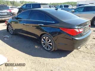 2013 Hyundai Sonata SE z VIN 5NPEC4AB6DH598687, wystawiony jako IAAI lot #43419253 z przebiegiem 186 801 mil mil oraz . Historia ofert i sprzedaży dostępna na DreamBid. Obrazek 3.