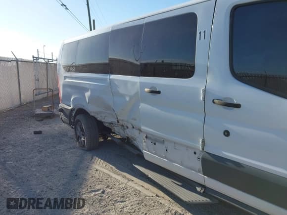 ✅ 2017 Ford Transit XL • VIN: 1FBZX2ZM5HKA20740 • Lot: 41144911. Wystawiony na IAAI z przebiegiem 201 936 mil. Bezpłatny archiwum sprzedaży aukcyjnych z USA i szczegółowy raport historii pojazdu na DreamBid. Zdjęcie 6.