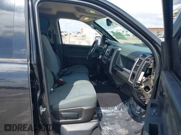 2019 Ram 1500 Tradesman z VIN 1C6RR6FT1KS712775, wystawiony jako IAAI lot #43279915 z przebiegiem 64 000 mil mil oraz . Historia ofert i sprzedaży dostępna na DreamBid. Obrazek 5.