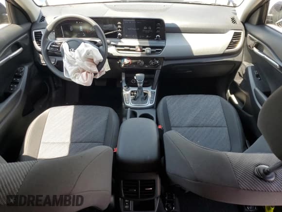 ✅ 2025 Kia Seltos LX • VIN: KNDEPCAA2S7738385 • Lot: 62553245. Wystawiony na Copart z przebiegiem 3 646 mil. Bezpłatny archiwum sprzedaży aukcyjnych z USA i szczegółowy raport historii pojazdu na DreamBid. Zdjęcie 8.