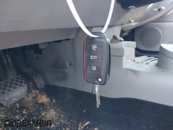 ✅ 2002 Volkswagen Beetle GLS • VIN: 3VWCD21C12M406596 • Lot: 41774886. Wystawiony na IAAI z przebiegiem 214 228 mil. Bezpłatny archiwum sprzedaży aukcyjnych z USA i szczegółowy raport historii pojazdu na DreamBid. Zdjęcie 11.