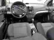 2007 Chevrolet Aveo LS z VIN KL1TD56667B162005, wystawiony jako Copart lot #43210185 z przebiegiem 98 327 mil mil oraz Szkoda całkowita • Salvage title. Historia ofert i sprzedaży dostępna na DreamBid. Obrazek 8.