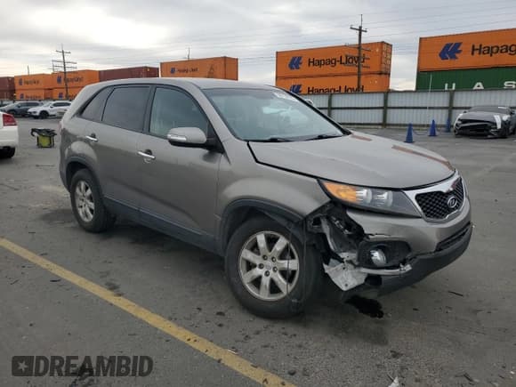 ✅ 2013 Kia Sorento LX • VIN: 5XYKT3A12DG409853 • Lot: 90132725. Wystawiony na Copart z przebiegiem Nie podano. Bezpłatny archiwum sprzedaży aukcyjnych z USA i szczegółowy raport historii pojazdu na DreamBid. Zdjęcie 4.