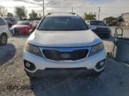 ✅ 2012 Kia Sorento LX • VIN: 5XYKT3A6XCG251787 • Lot: 96577515. Wystawiony na Copart z przebiegiem 156 716 mil. Bezpłatny archiwum sprzedaży aukcyjnych z USA i szczegółowy raport historii pojazdu na DreamBid. Zdjęcie 5.