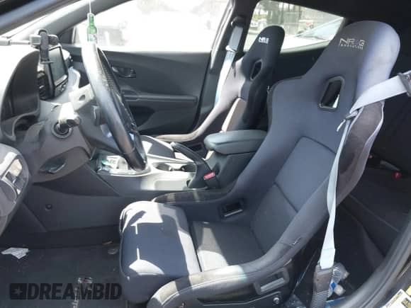 2020 Hyundai Veloster z VIN KMHT36AH1LU005437, wystawiony jako IAAI lot #42073273 z przebiegiem 97 089 mil mil oraz . Historia ofert i sprzedaży dostępna na DreamBid. Obrazek 19.