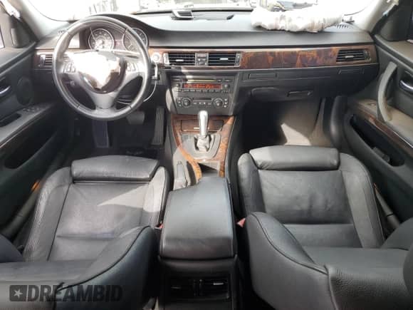 2006 BMW 3 Series 330i z VIN WBAVB33576KS38320, wystawiony jako Copart lot #89443035 z przebiegiem 129 549 mil mil oraz Szkoda całkowita • Salvage title. Historia ofert i sprzedaży dostępna na DreamBid. Obrazek 8.