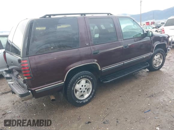 ✅ 1997 GMC Yukon • VIN: 1GKEK13R0VJ755574 • Lot: 41158932. Wystawiony na IAAI z przebiegiem 212 668 mil. Bezpłatny archiwum sprzedaży aukcyjnych z USA i szczegółowy raport historii pojazdu na DreamBid. Zdjęcie 4.