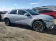 ✅ 2023 Hyundai Ioniq 5 SE • VIN: KM8KM4AE6PU136579 • Lot: 80933534. Wystawiony na Copart z przebiegiem 10 055 mil mil. Skorzystaj z bezpłatnego archiwum sprzedaży aukcyjnych z USA i zobacz szczegółowy raport historii pojazdu na DreamBid. Zdjęcie 4.