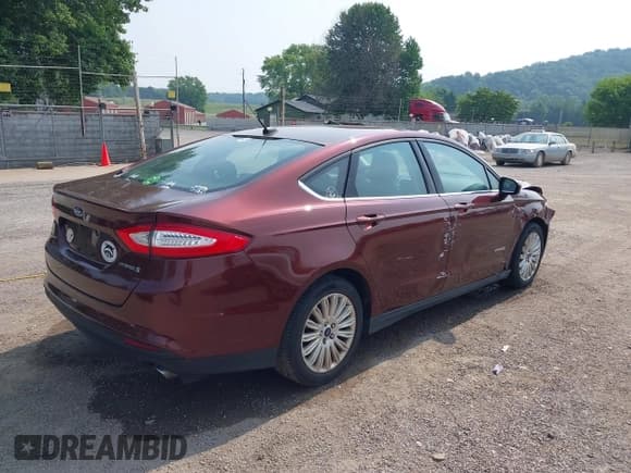 ✅ 2016 Ford Fusion S Hybrid • VIN: 3FA6P0UU7GR405548 • Лот: 42431290. Опубликован ранее на IAAI с пробегом 120 263 миль. Бесплатный доступ к архиву аукционных продаж из США и подробный отчёт об истории автомобиля на DreamBid. Изображение 4.