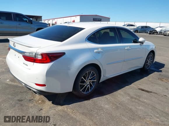 ✅ 2016 Lexus ES 330 • VIN: JTHBK1GG4G2232075 • Lot: 43592333. Listed on IAAI with 98,302 mi. Free auction sales archive from the USA and detailed vehicle history report at DreamBid. Image 4.