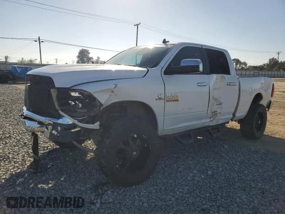 ✅ 2018 Ram 2500 SLT • VIN: 3C6UR5DL2JG205025 • Lot: 85720245. Wystawiony na Copart z przebiegiem 170 950 mil. Bezpłatny archiwum sprzedaży aukcyjnych z USA i szczegółowy raport historii pojazdu na DreamBid. Zdjęcie 1.