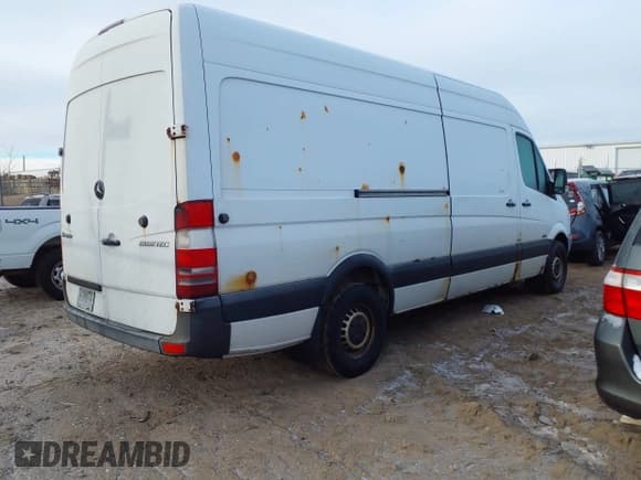 ✅ 2013 Mercedes-Benz Sprinter Cargo • VIN: WD3PE8CC3D5725941 • Lot: 41216662. Wystawiony na IAAI z przebiegiem 264 910 mil. Bezpłatny archiwum sprzedaży aukcyjnych z USA i szczegółowy raport historii pojazdu na DreamBid. Zdjęcie 4.