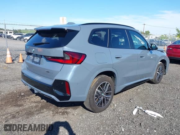 ✅ 2025 BMW X1 xDrive28i • VIN: WBX73EF04S5127093 • Lot: 43171995. Wystawiony na IAAI z przebiegiem 7 670 mil. Bezpłatny archiwum sprzedaży aukcyjnych z USA i szczegółowy raport historii pojazdu na DreamBid. Zdjęcie 4.