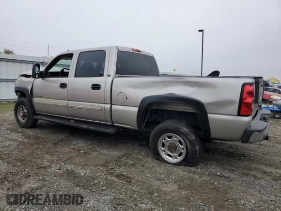 ✅ 2006 Chevrolet Silverado 2500HD LT1 • VIN: 1GCHC23D96F139358 • Лот: 85543204. Опубликован ранее на Copart с пробегом Не указан. Бесплатный доступ к архиву аукционных продаж из США и подробный отчёт об истории автомобиля на DreamBid. Изображение 2.