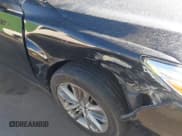 ✅ 2015 Toyota Camry XSE • VIN: 4T1BF1FK6FU105242 • Lot: 43735222. Wystawiony na IAAI z przebiegiem 82 910 mil. Bezpłatny archiwum sprzedaży aukcyjnych z USA i szczegółowy raport historii pojazdu na DreamBid. Zdjęcie 18.