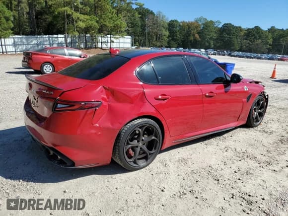 ✅ 2022 Alfa Romeo Giulia Quadrifoglio • VIN: ZARFAMEV2N7662914 • Lot: 86524355. Wystawiony na Copart z przebiegiem 21 850 mil. Bezpłatny archiwum sprzedaży aukcyjnych z USA i szczegółowy raport historii pojazdu na DreamBid. Zdjęcie 3.