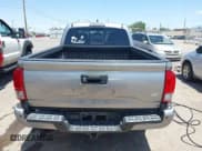 ✅ 2017 Toyota Tacoma SR5 • VIN: 3TMDZ5BN5HM024879 • Lot: 42323621. Wystawiony na IAAI z przebiegiem 96 736 mil. Bezpłatny archiwum sprzedaży aukcyjnych z USA i szczegółowy raport historii pojazdu na DreamBid. Zdjęcie 16.