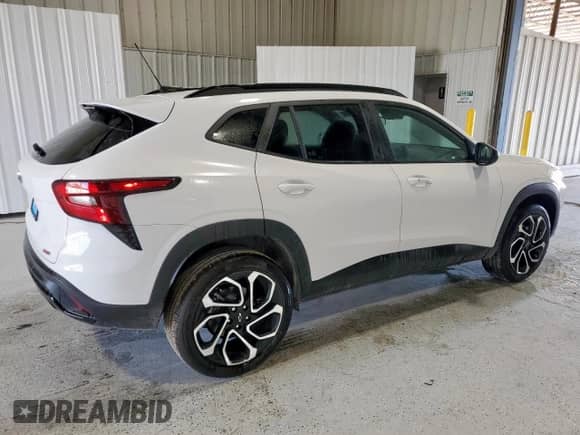 2025 Chevrolet Trax 2RS z VIN KL77LJEP7SC278071, wystawiony jako Copart lot #86181155 z przebiegiem 1 418 mil mil oraz Czysty tytuł • Clean title. Historia ofert i sprzedaży dostępna na DreamBid. Obrazek 3.