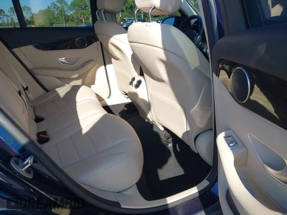 ✅ 2022 Mercedes-Benz GLC 300 • VIN: W1N0G8DB7NG036782 • Lot: 43504489. Listed on IAAI with 25,626 mi. Free auction sales archive from the USA and detailed vehicle history report at DreamBid. Image 8.