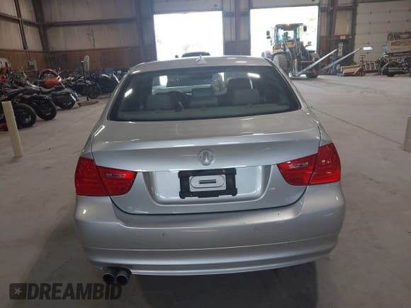 ✅ 2011 BMW 3 Series 328i xDrive • VIN: WBAPK5C50BA658263 • Lot: 43202514. Wystawiony na IAAI z przebiegiem 86 905 mil. Bezpłatny archiwum sprzedaży aukcyjnych z USA i szczegółowy raport historii pojazdu na DreamBid. Zdjęcie 17.