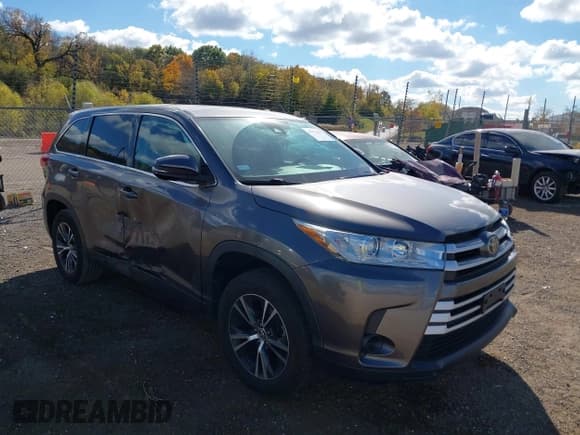 ✅ 2019 Toyota Highlander LE • VIN: 5TDZZRFH8KS325347 • Lot: 43575423. Listed on IAAI with 46,879 mi. Free auction sales archive from the USA and detailed vehicle history report at DreamBid. Image 1.