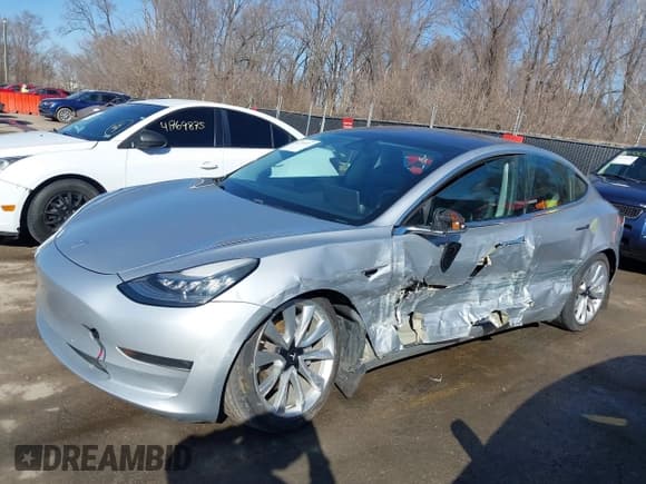 ✅ 2018 Tesla Model 3 Long Range Battery • VIN: 5YJ3E1EB3JF117007 • Lot: 41753572. Wystawiony na IAAI z przebiegiem 82 444 mil. Bezpłatny archiwum sprzedaży aukcyjnych z USA i szczegółowy raport historii pojazdu na DreamBid. Zdjęcie 14.
