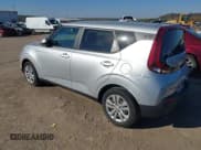 ✅ 2020 Kia Soul LX • VIN: KNDJ23AU1L7070362 • Lot: 43626289. Wystawiony na IAAI z przebiegiem 78 556 mil. Bezpłatny archiwum sprzedaży aukcyjnych z USA i szczegółowy raport historii pojazdu na DreamBid. Zdjęcie 3.